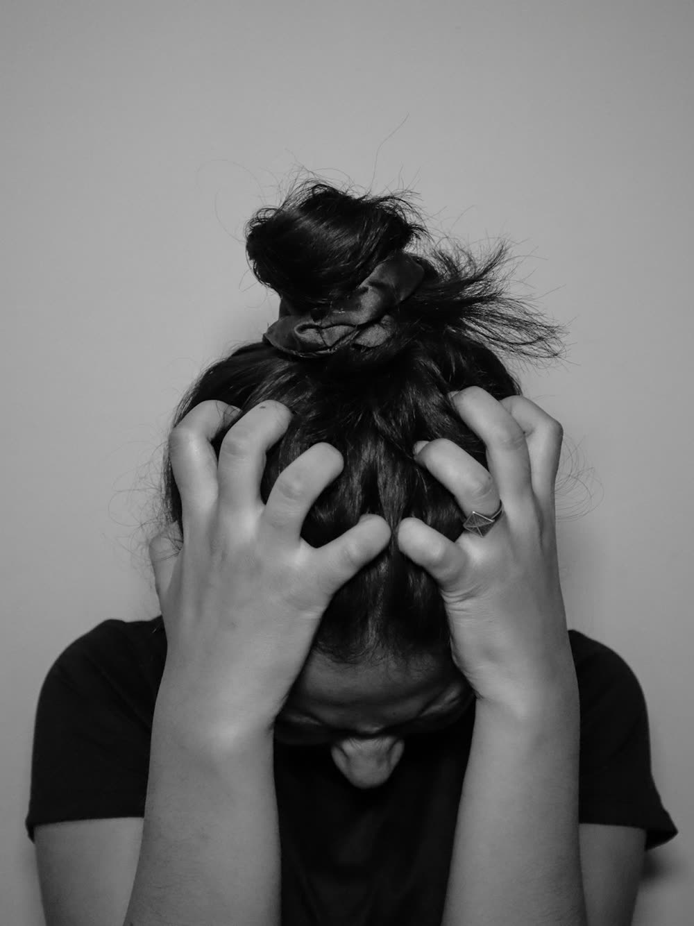 Mujer con las manos en la cabeza