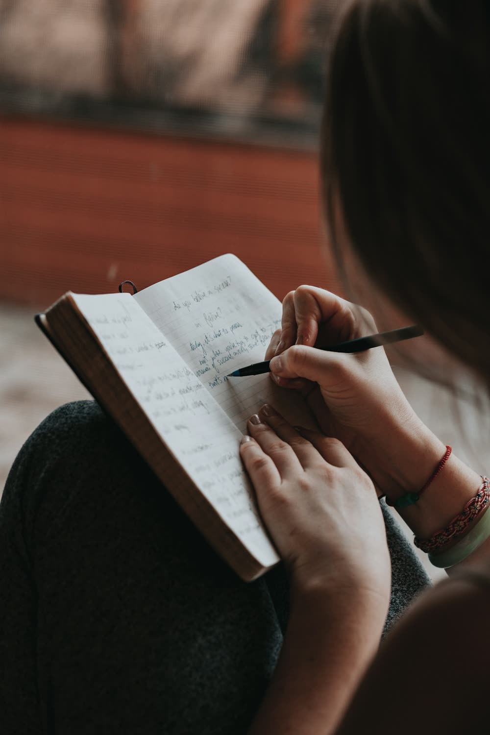 Mujer escribiendo en un cuaderno